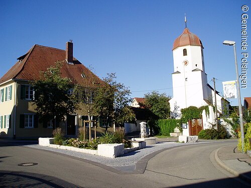 Sicht auf die Polsinger Evangelisch- luthrische Pfarrkirche St. Nikolaus mit einem vier Meter hohen Kruzefix, welcher aus einem Stein geschlagen wurde.